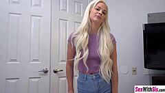 Elsa Jean, de jonge blonde stiefzus, wordt betaald voor nieuwe schoenen met een hete pijpbeurt en hardcore seks